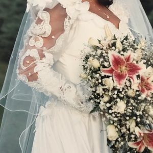 Pre-owned Wedding Gown